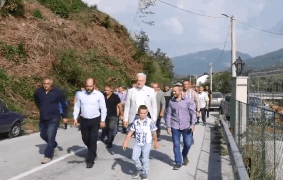 SKANDAL KOD CRKVE SVETOG VASILIJA OSTROŠKOG: <span style='color:red;'><b>Zaleteo se kolima</b></span> na profesora Zdravka Krivokapića